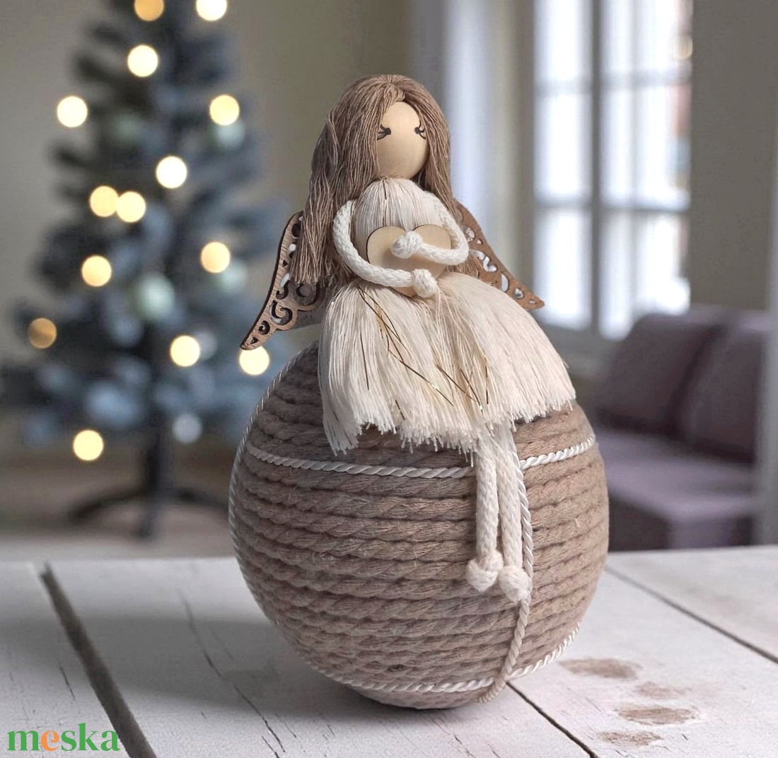 Makramé angyal karácsonyfadísz natúr színekben � fa szárnnyal és ünnepi csillogással - karácsony - karácsonyi lakásdekoráció - karácsonyfadíszek - Meska.hu
