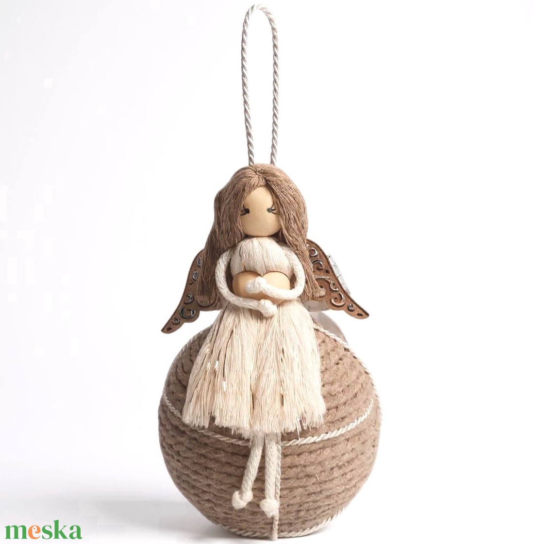 Makramé angyal karácsonyfadísz natúr színekben � fa szárnnyal és ünnepi csillogással - karácsony - karácsonyi lakásdekoráció - karácsonyfadíszek - Meska.hu