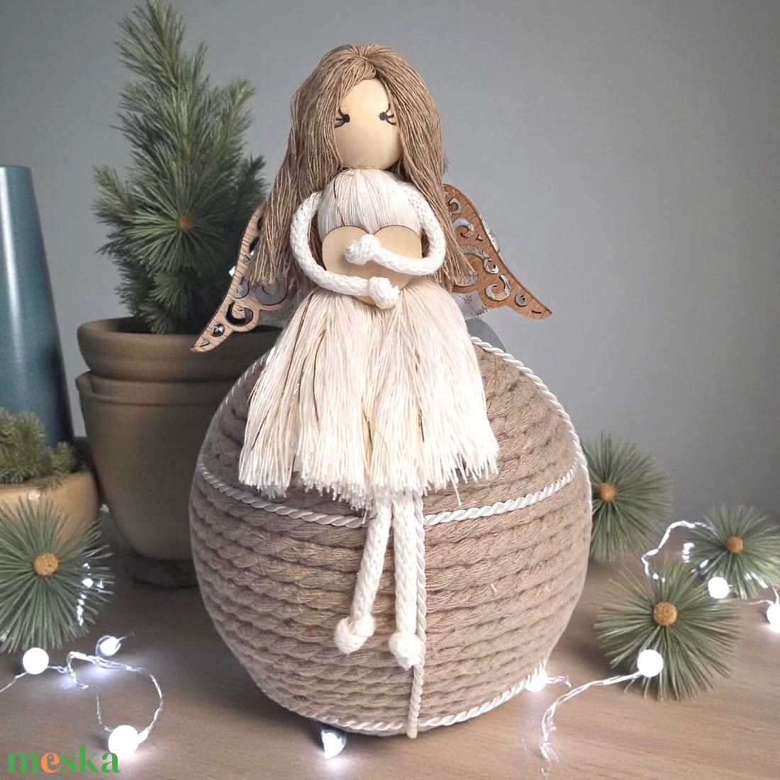 Makramé angyal karácsonyfadísz natúr színekben � fa szárnnyal és ünnepi csillogással - karácsony - karácsonyi lakásdekoráció - karácsonyfadíszek - Meska.hu