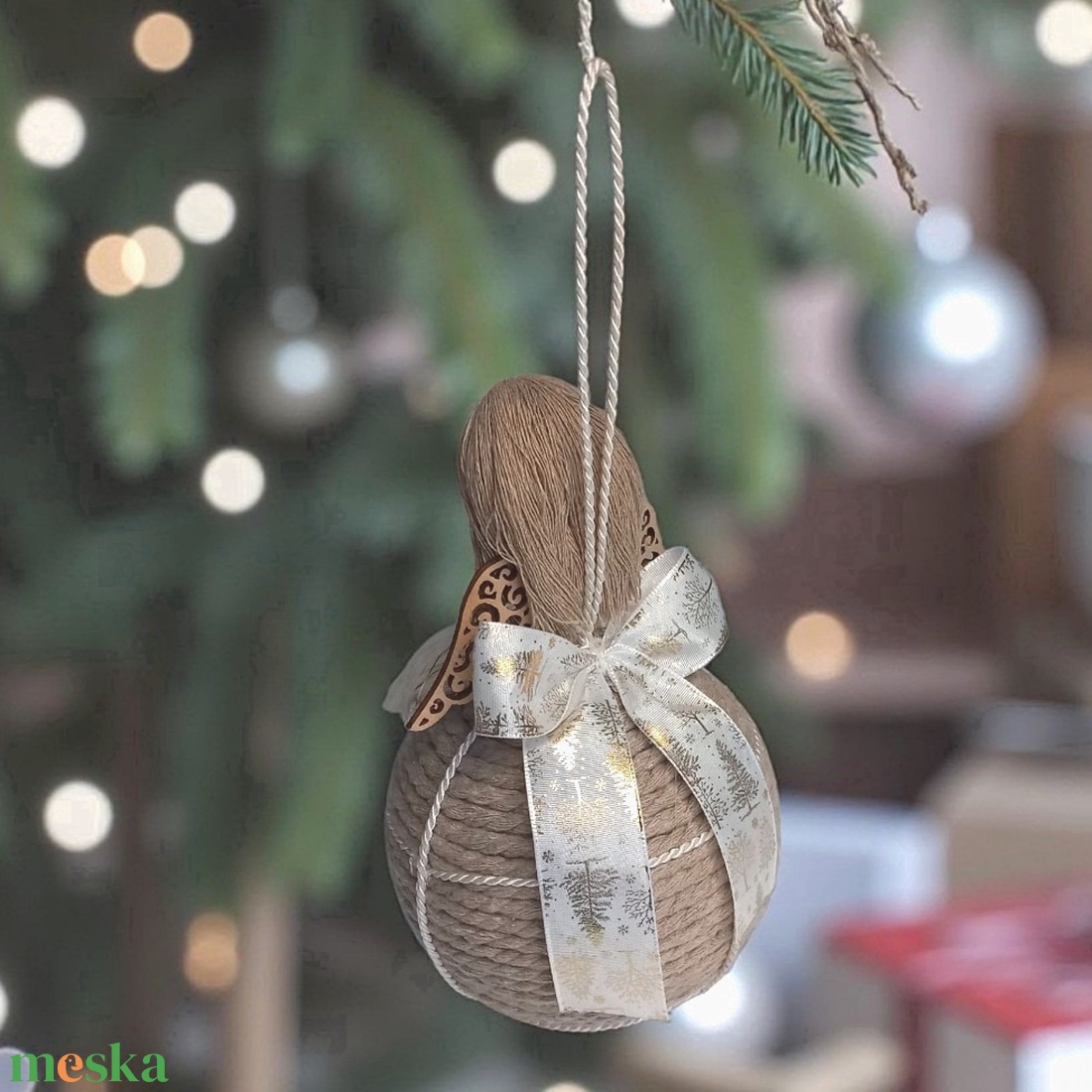 Makramé angyal karácsonyfadísz natúr színekben � fa szárnnyal és ünnepi csillogással - karácsony - karácsonyi lakásdekoráció - karácsonyfadíszek - Meska.hu