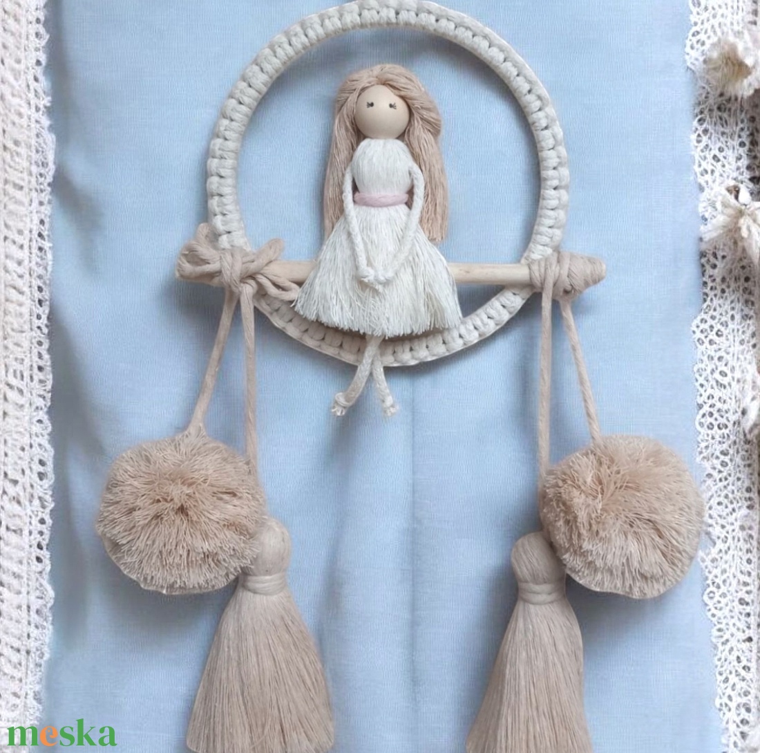 Natúr makramé falidísz ekrü és bézs színekben � makramé baba karikán, bojtokkal és pompommal - otthon & életmód - dekoráció - fali és függő dekoráció - falra akasztható dekor - Meska.hu