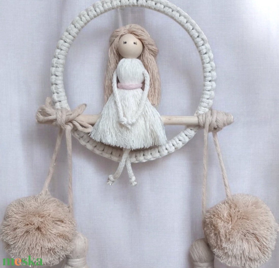 Natúr makramé falidísz ekrü és bézs színekben � makramé baba karikán, bojtokkal és pompommal - otthon & életmód - dekoráció - fali és függő dekoráció - falra akasztható dekor - Meska.hu