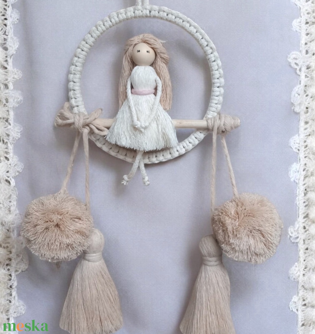 Natúr makramé falidísz ekrü és bézs színekben � makramé baba karikán, bojtokkal és pompommal - otthon & életmód - dekoráció - fali és függő dekoráció - falra akasztható dekor - Meska.hu