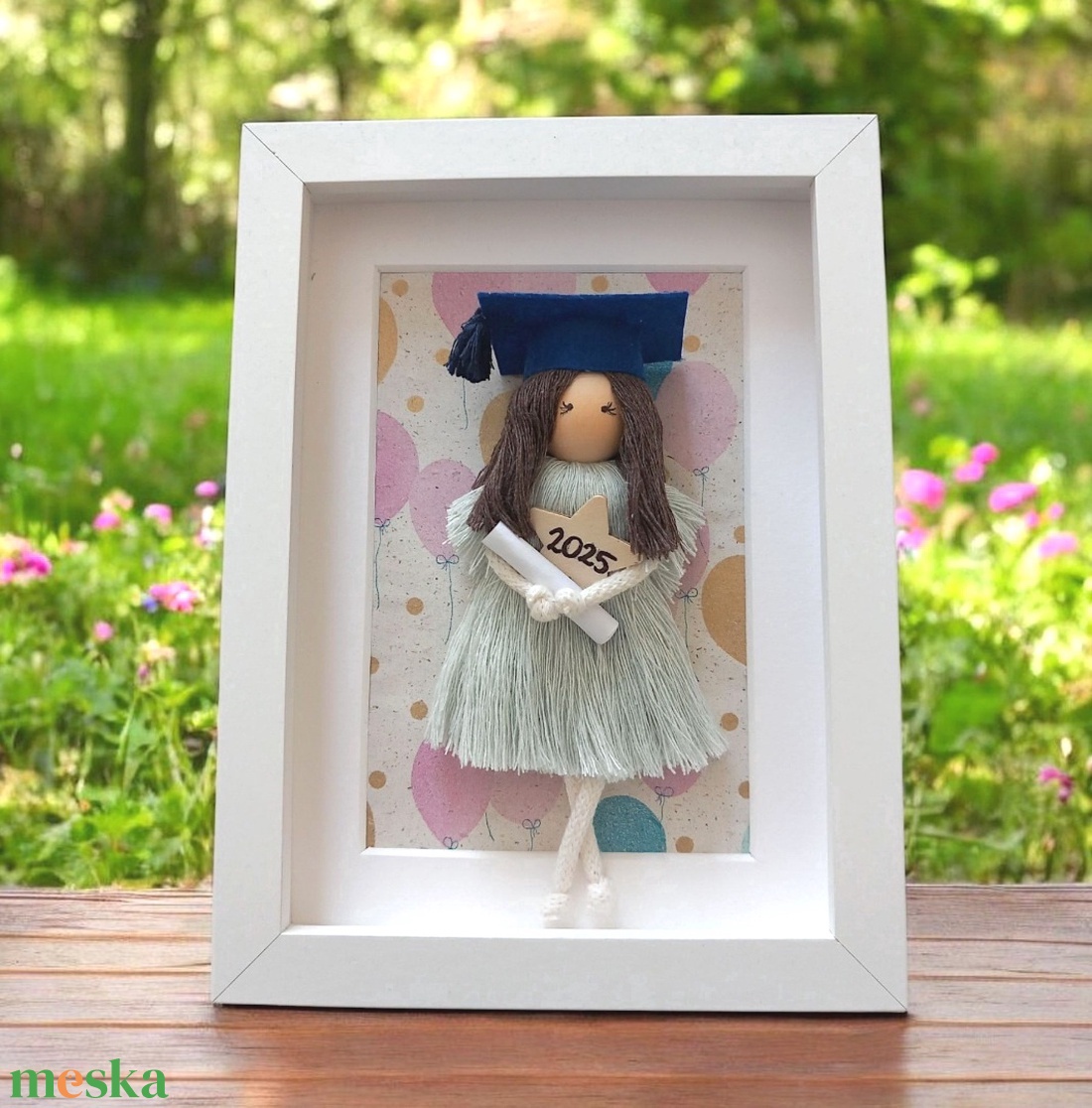 Ballagási ajándék - Személyre szabható makramé baba lufis háttérrel - otthon & életmód - dekoráció - kép & falikép - 3d képek - Meska.hu