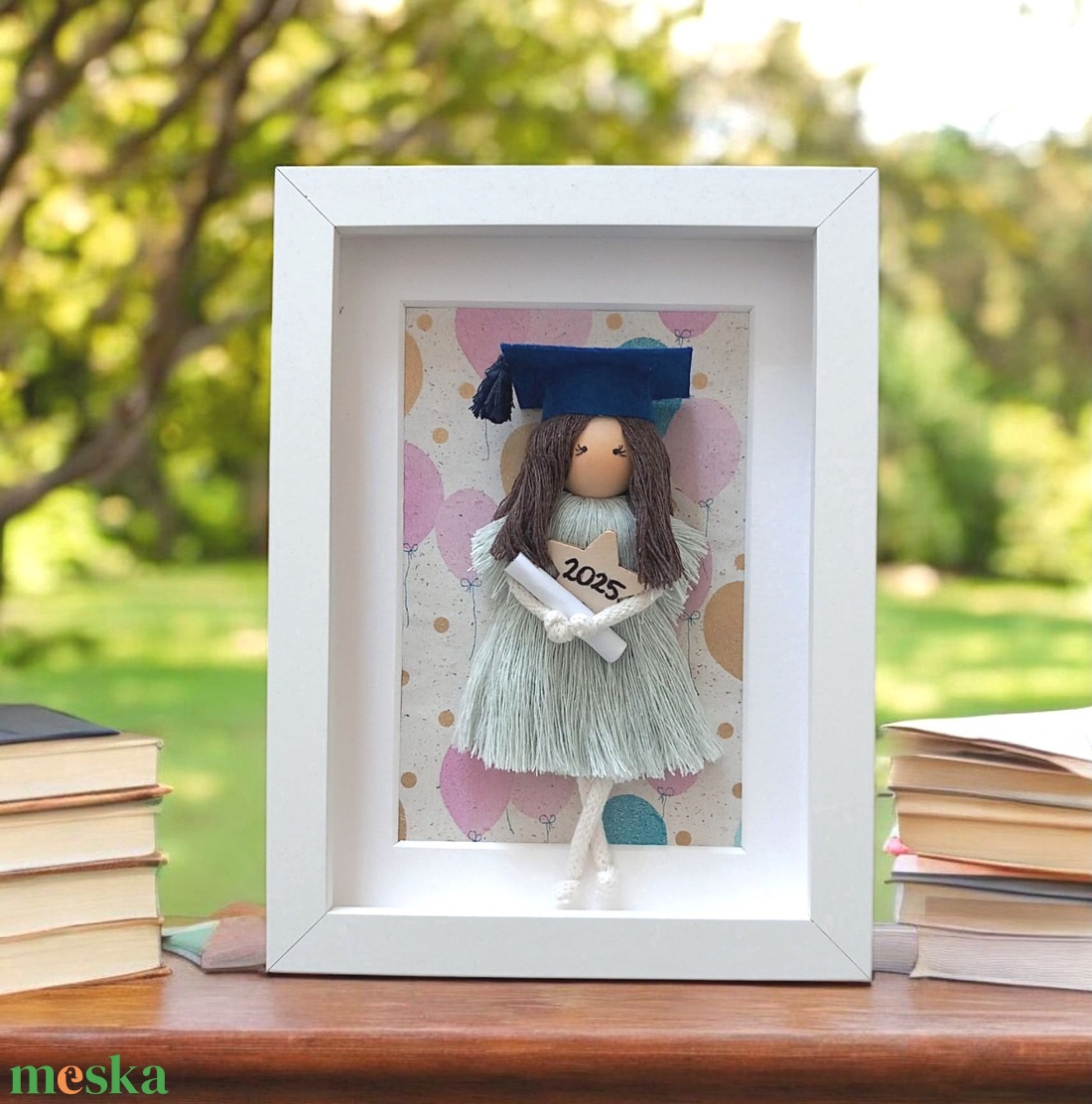 Ballagási ajándék - Személyre szabható makramé baba lufis háttérrel - otthon & életmód - dekoráció - kép & falikép - 3d képek - Meska.hu