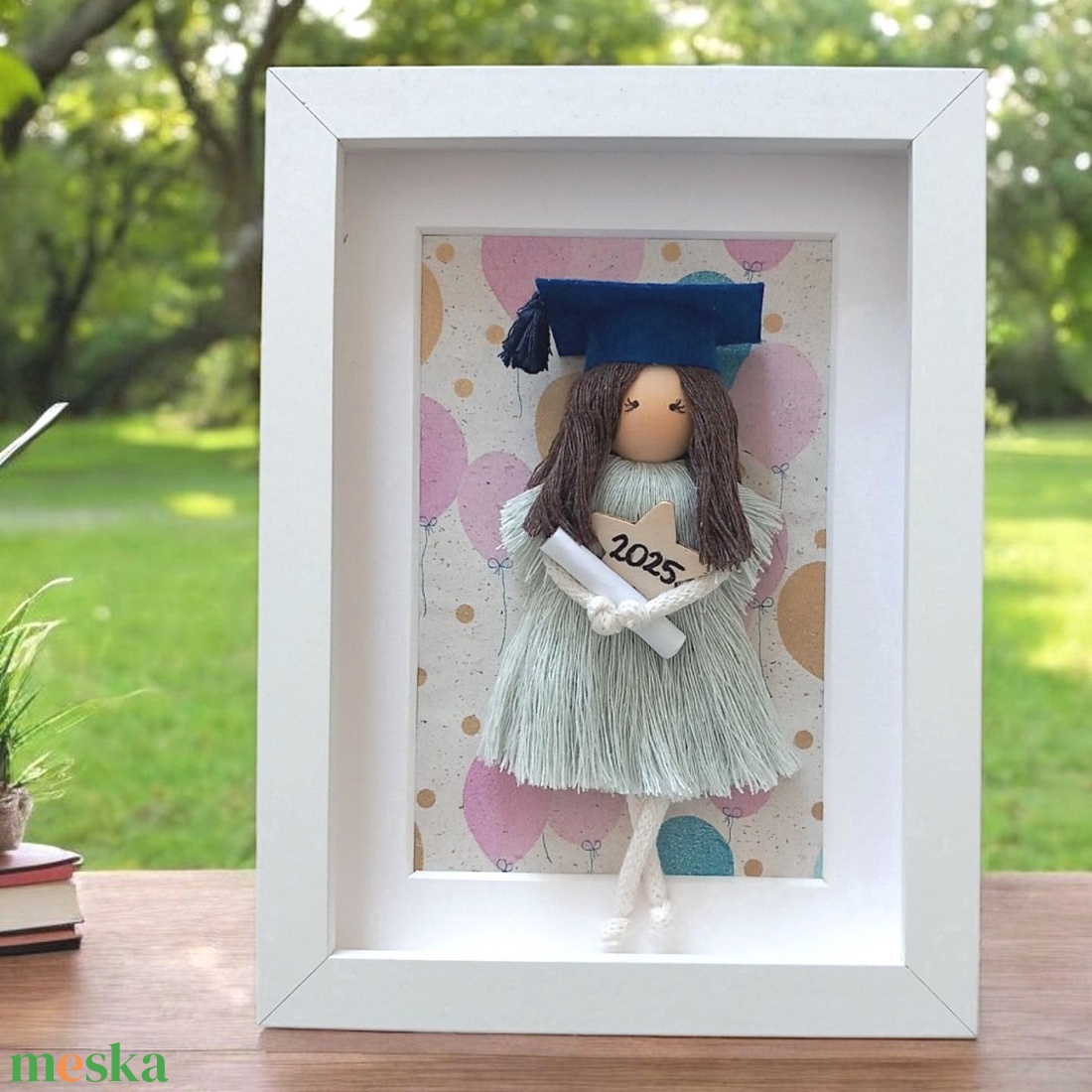 Ballagási ajándék - Személyre szabható makramé baba lufis háttérrel - otthon & életmód - dekoráció - kép & falikép - 3d képek - Meska.hu