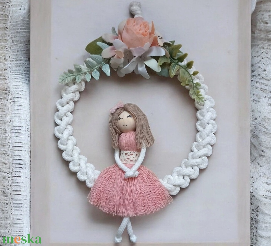 Tavaszváró falidísz- Makramé baba virággal - otthon & életmód - dekoráció - fali és függő dekoráció - falra akasztható dekor - Meska.hu