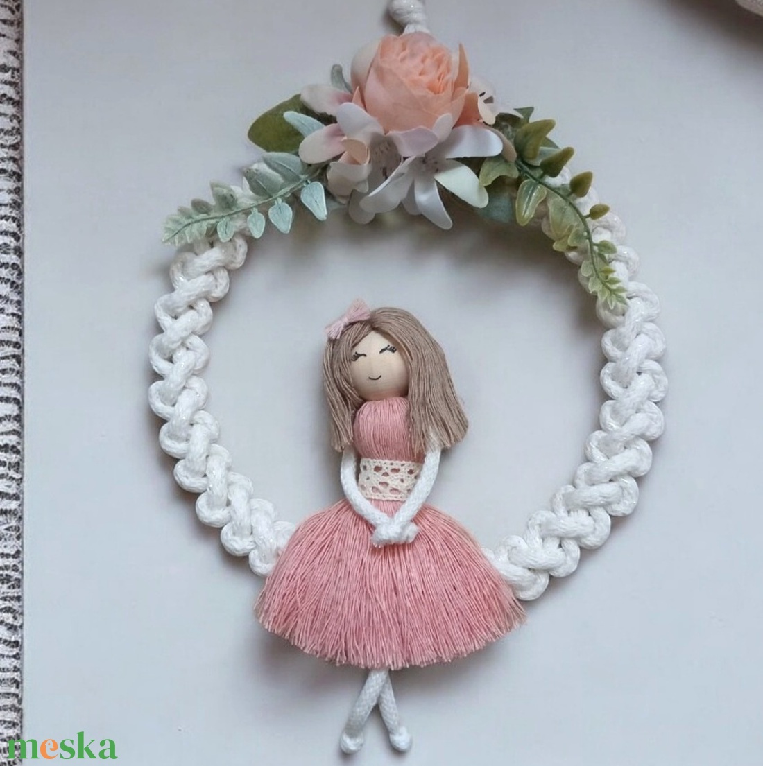 Tavaszváró falidísz- Makramé baba virággal - otthon & életmód - dekoráció - fali és függő dekoráció - falra akasztható dekor - Meska.hu