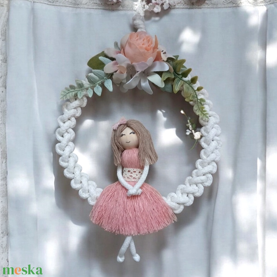 Tavaszváró falidísz- Makramé baba virággal - otthon & életmód - dekoráció - fali és függő dekoráció - falra akasztható dekor - Meska.hu