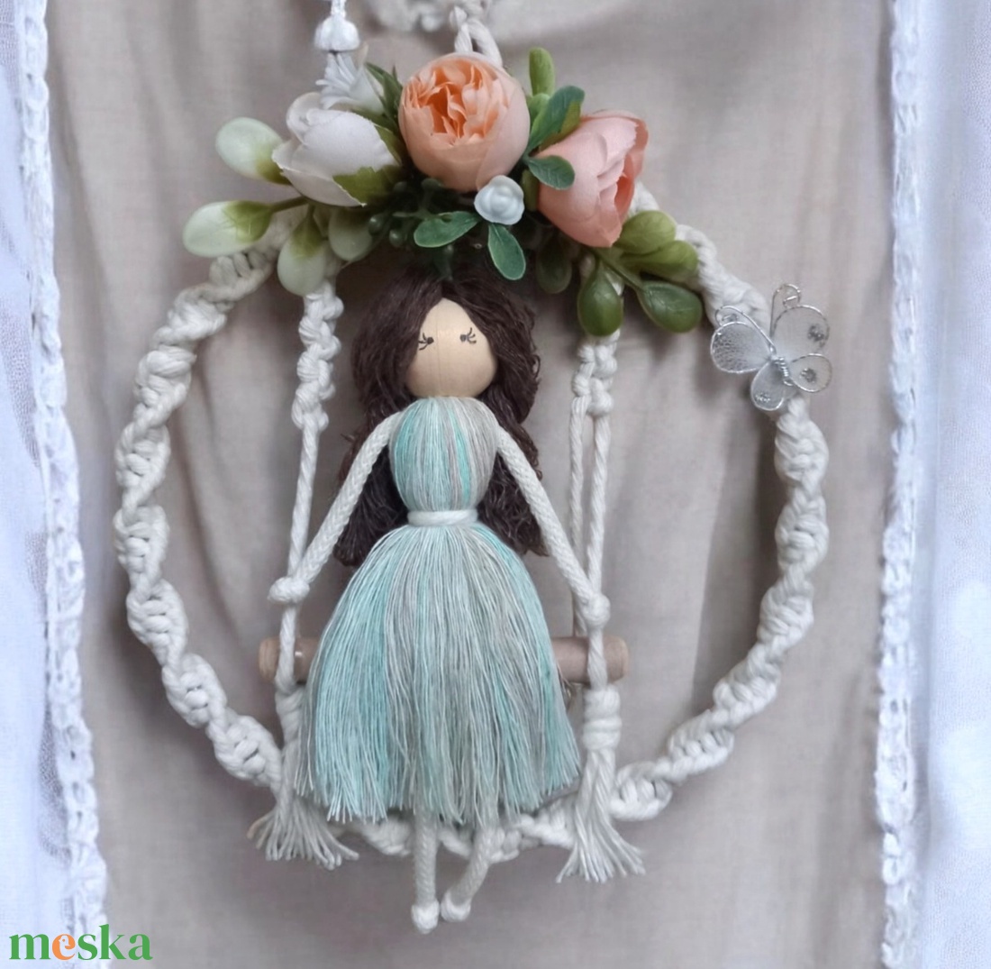 Tavaszváró makramé baba falidísz - otthon & életmód - dekoráció - fali és függő dekoráció - falra akasztható dekor - Meska.hu