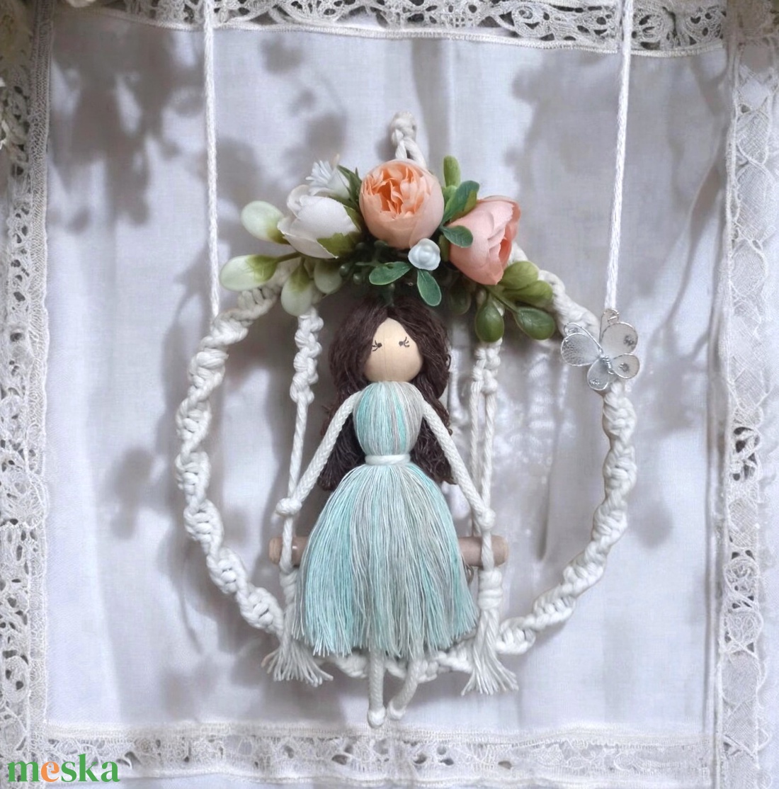 Tavaszváró makramé baba falidísz - otthon & életmód - dekoráció - fali és függő dekoráció - falra akasztható dekor - Meska.hu