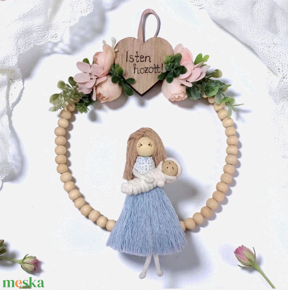Makramé babaváró ajándék � személyre szabható figura babával, Isten hozott felirattal, barack virágokkal díszítve - baba - mama - babaszoba dekoráció - Meska.hu