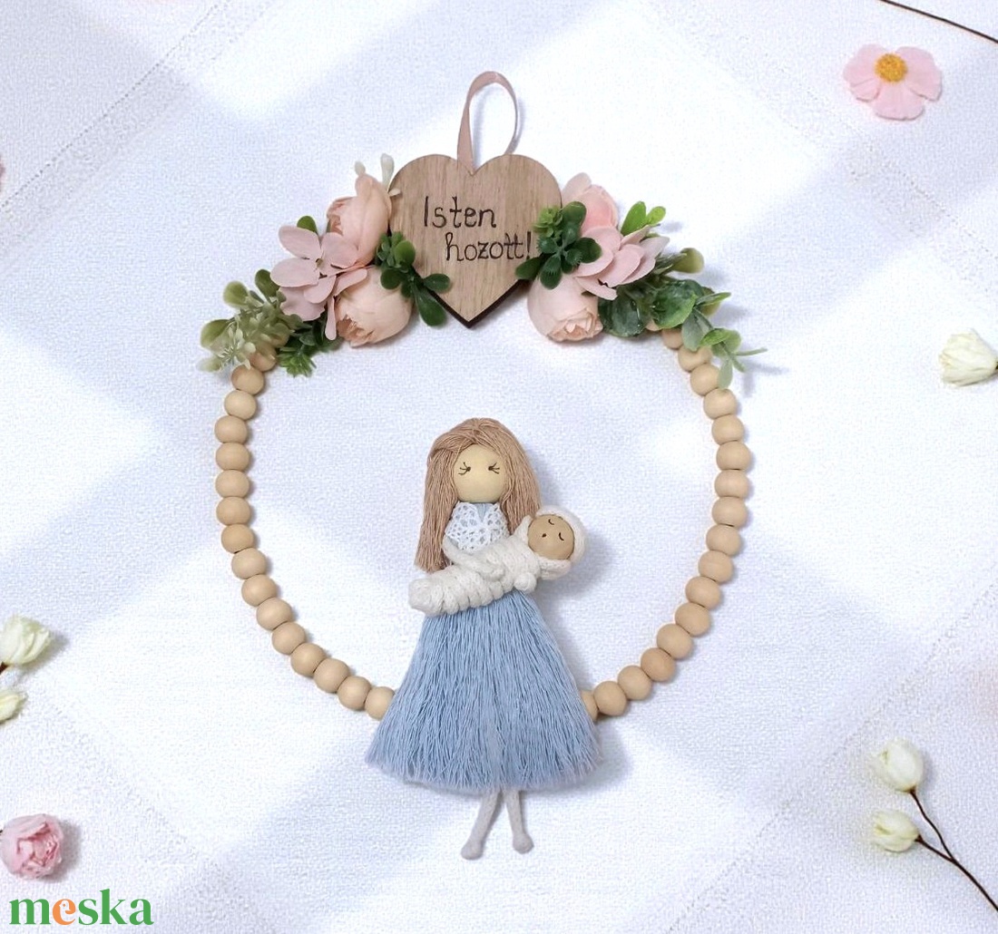 Makramé babaváró ajándék � személyre szabható figura babával, Isten hozott felirattal, barack virágokkal díszítve - baba - mama - babaszoba dekoráció - Meska.hu