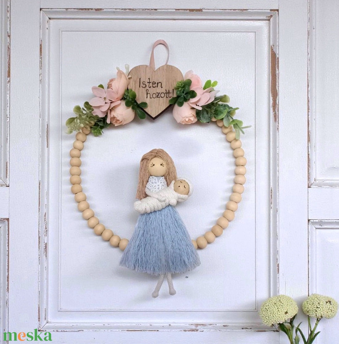 Makramé babaváró ajándék � személyre szabható figura babával, Isten hozott felirattal, barack virágokkal díszítve - baba - mama - babaszoba dekoráció - Meska.hu