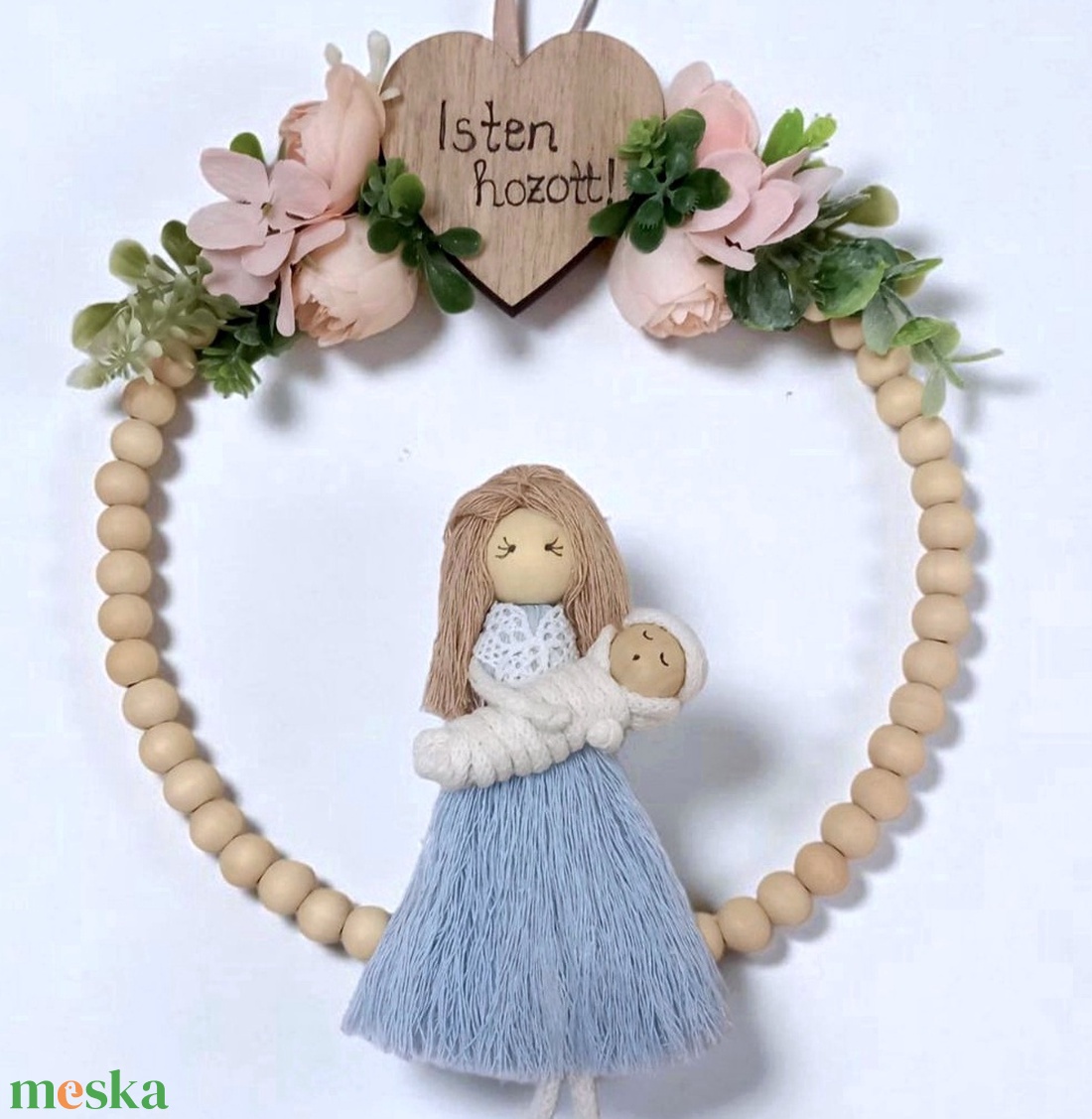 Makramé babaváró ajándék � személyre szabható figura babával, Isten hozott felirattal, barack virágokkal díszítve - baba - mama - babaszoba dekoráció - Meska.hu