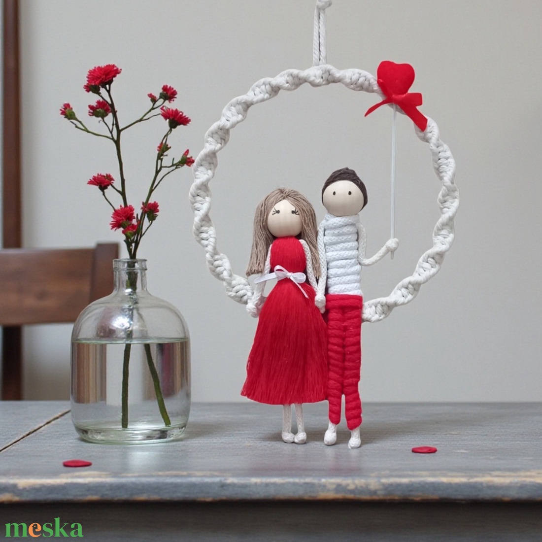 Valentin napi egyedi falidísz � Személyre szabható makramé szerelmespár piros szívvel - otthon & életmód - dekoráció - fali és függő dekoráció - falra akasztható dekor - Meska.hu