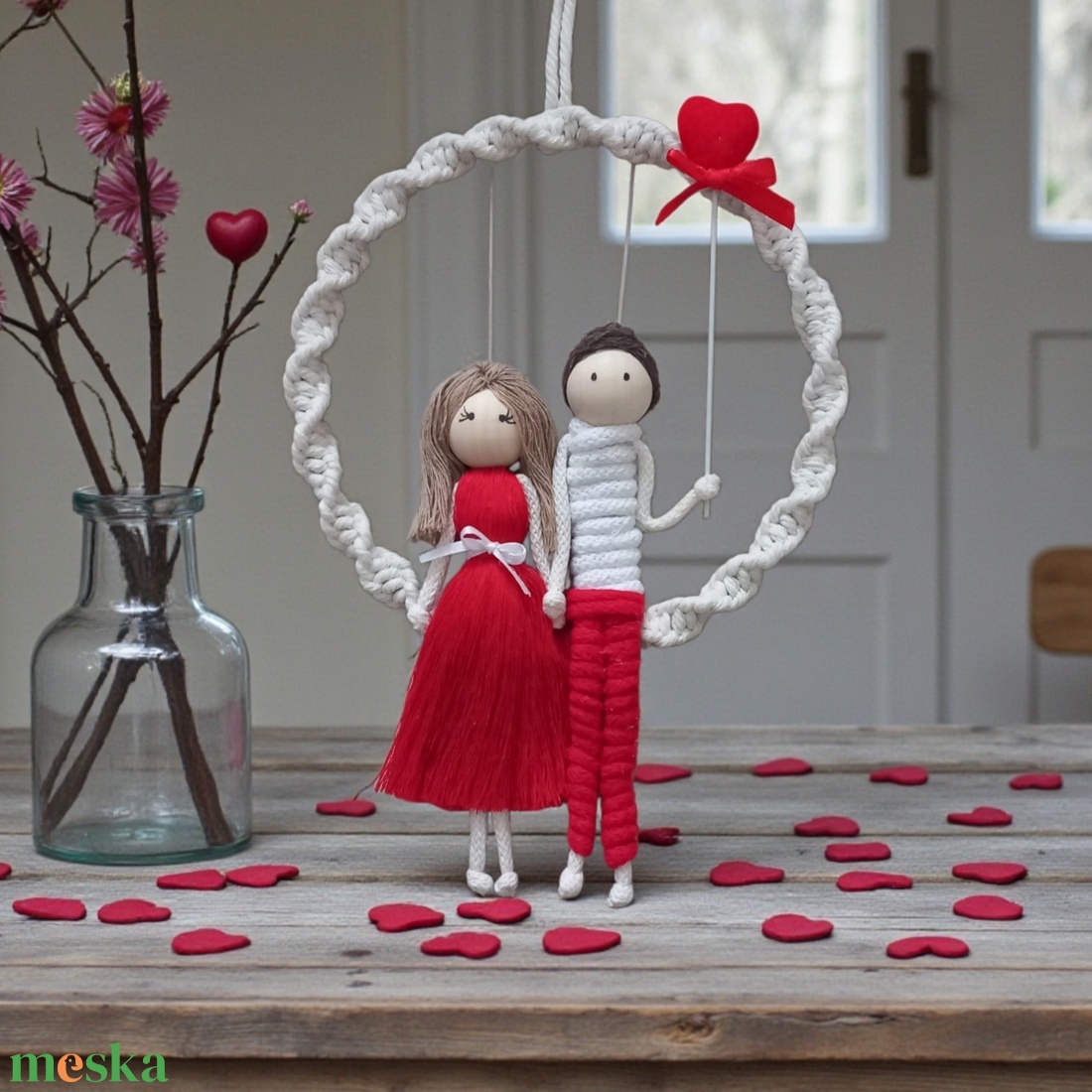 Valentin napi egyedi falidísz � Személyre szabható makramé szerelmespár piros szívvel - otthon & életmód - dekoráció - fali és függő dekoráció - falra akasztható dekor - Meska.hu