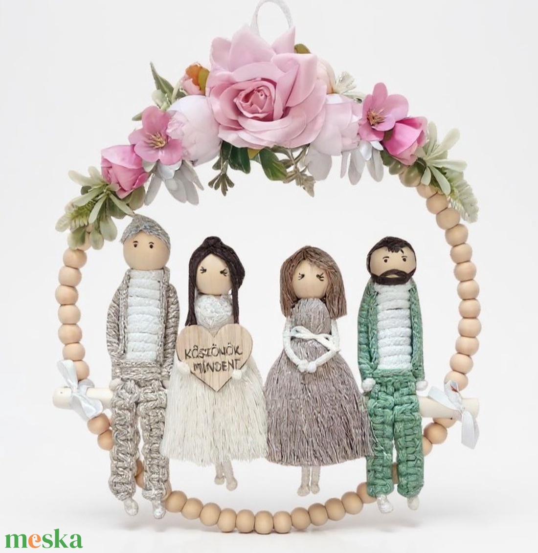 Szülőköszöntő falidísz esküvőre � személyre szabott makramé figurák fagyöngy karikán, virágdíszítéssel - esküvő - emlék & ajándék - szülőköszöntő ajándék - Meska.hu