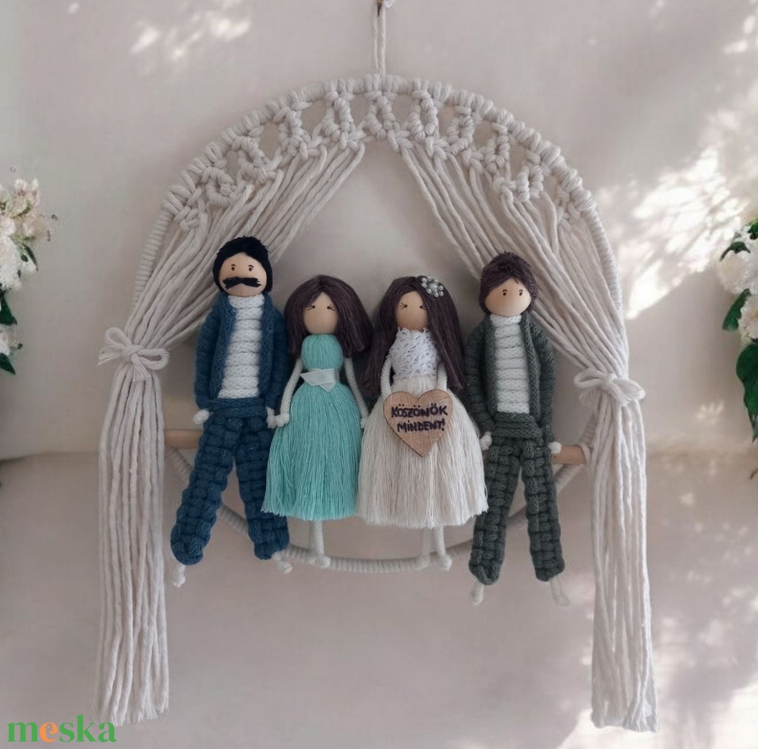 Szülőköszöntő falidísz esküvőre � személyre szabott figurák makramé függönnyel - esküvő - emlék & ajándék - szülőköszöntő ajándék - Meska.hu