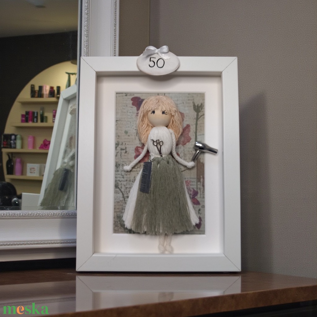 Fodrásznak ajándék � makramé figura ollóval és hajszárítóval - otthon & életmód - dekoráció - kép & falikép - 3d képek - Meska.hu