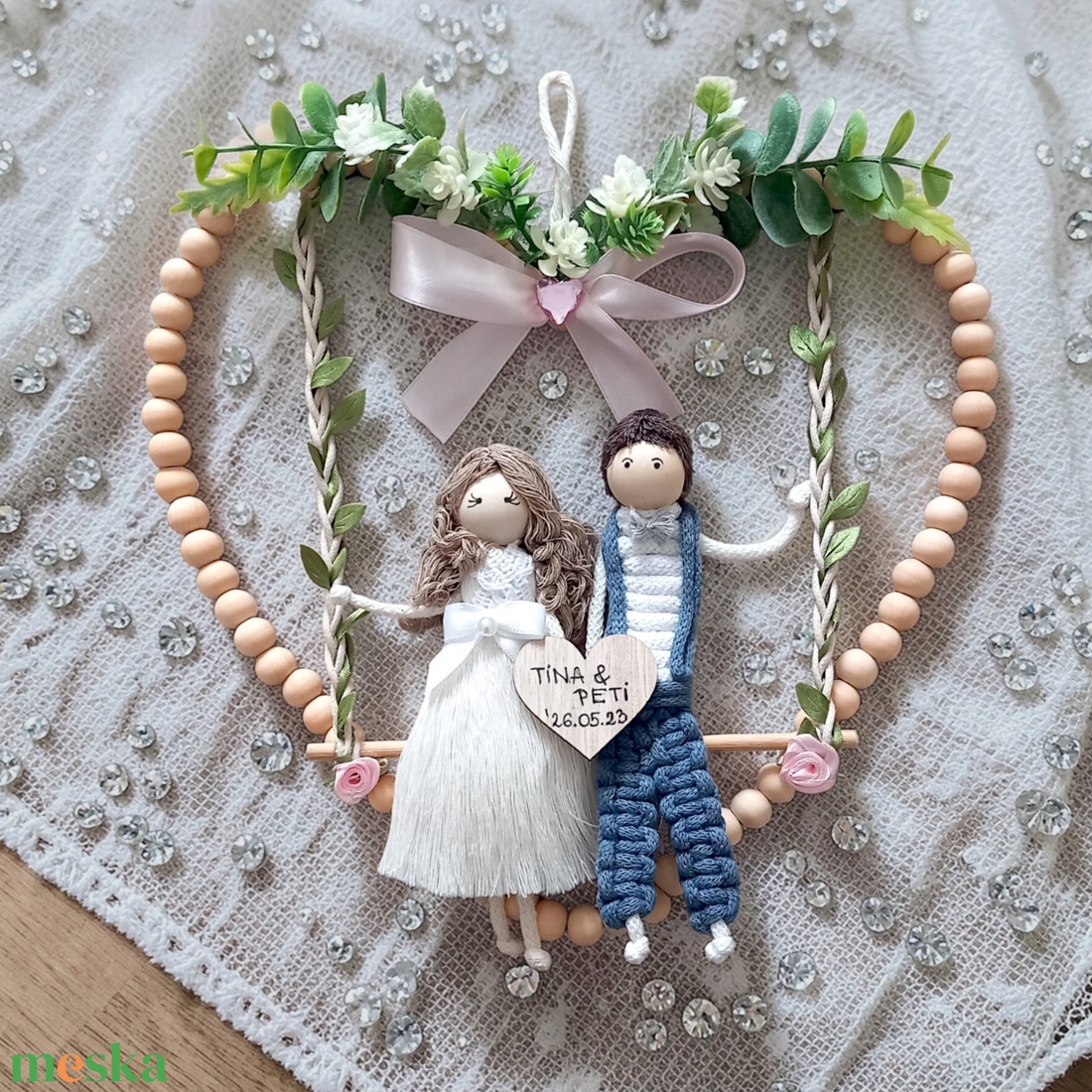 Esküvői ajándék makramé falidísz � Személyre szabott menyasszony és vőlegény hintán, névre szóló fa szívvel - esküvő - dekoráció - helyszíni dekor - Meska.hu