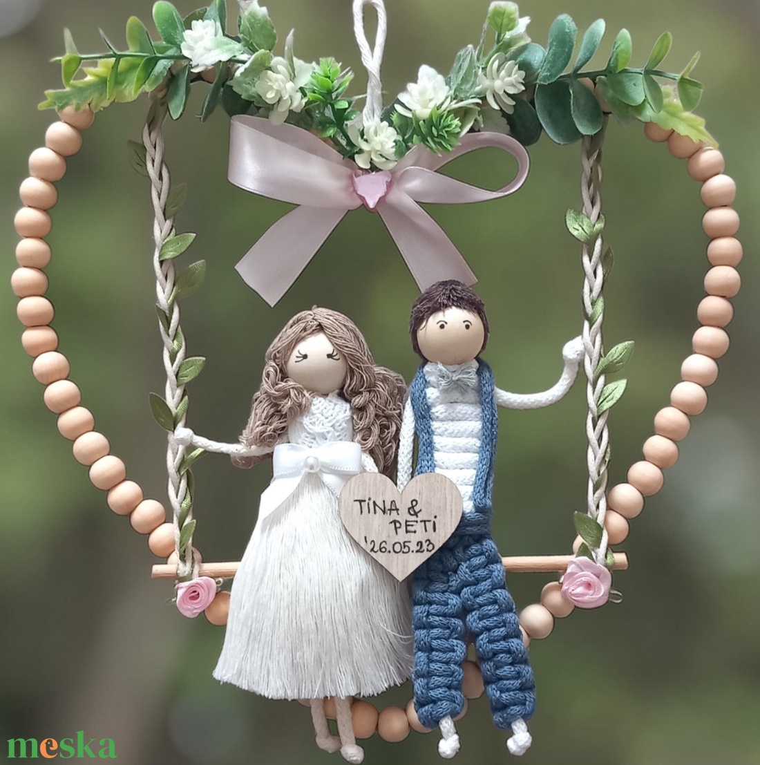 Esküvői ajándék makramé falidísz � Személyre szabott menyasszony és vőlegény hintán, névre szóló fa szívvel - esküvő - dekoráció - helyszíni dekor - Meska.hu
