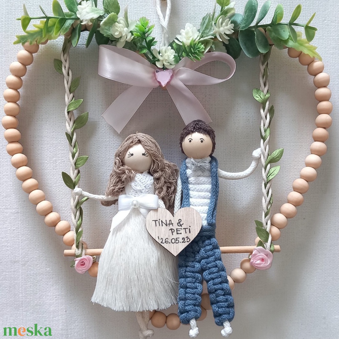 Esküvői ajándék makramé falidísz � Személyre szabott menyasszony és vőlegény hintán, névre szóló fa szívvel - esküvő - dekoráció - helyszíni dekor - Meska.hu