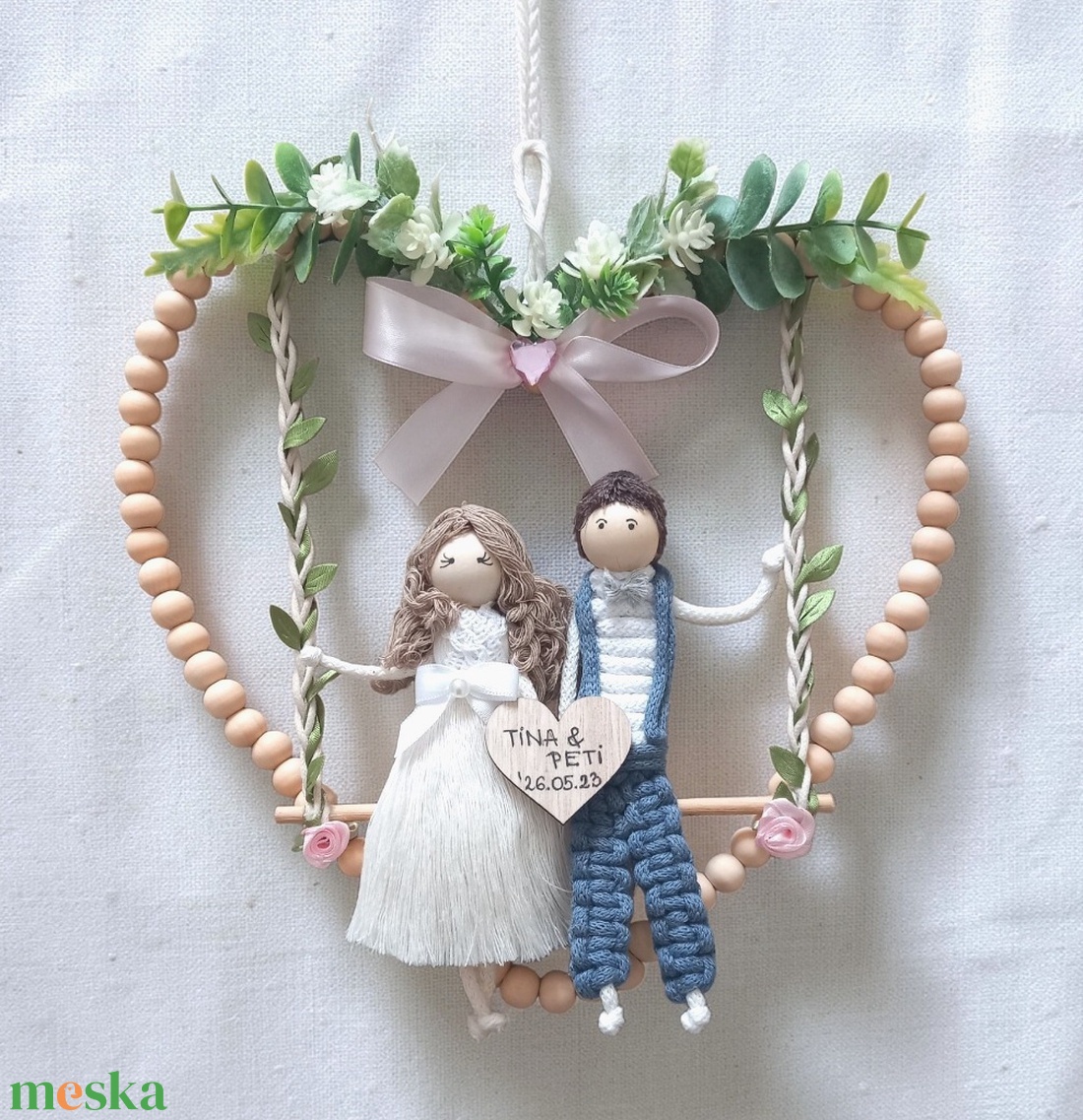 Esküvői ajándék makramé falidísz � Személyre szabott menyasszony és vőlegény hintán, névre szóló fa szívvel - esküvő - dekoráció - helyszíni dekor - Meska.hu