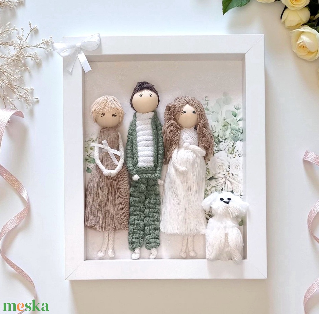 Makramé szülőköszöntő kép esküvőre, személyre szabható szülőköszöntő ajándék személyreszabott figurákkal - esküvő - emlék & ajándék - szülőköszöntő ajándék - Meska.hu