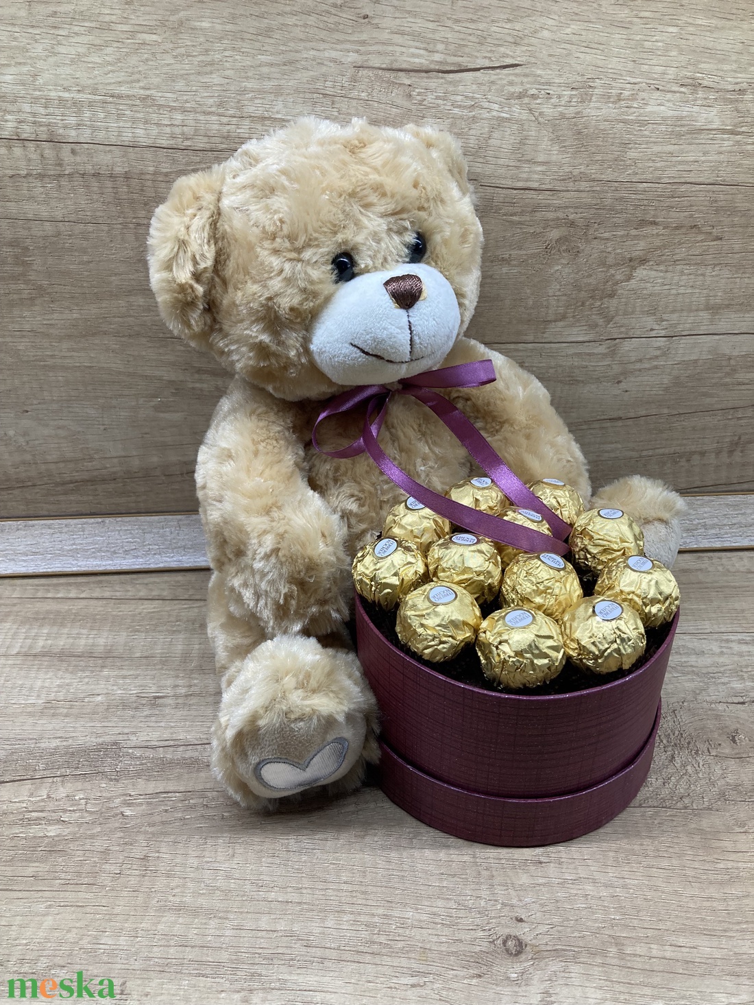 Ferrero bonbonos box mackóval - otthon & életmód - dekoráció - virágdísz és tartó - virágbox, virágdoboz - Meska.hu Ferrero bonbonos box mackóval - otthon & életmód - dekoráció - virágdísz és tartó - virágbox, virágdoboz - Meska.hu