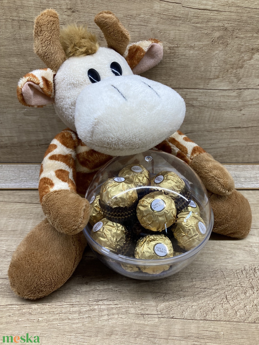 Ferrero bonbonos gömb zsiráffal - otthon & életmód - dekoráció - virágdísz és tartó - virágbox, virágdoboz - Meska.hu Ferrero bonbonos gömb zsiráffal - otthon & életmód - dekoráció - virágdísz és tartó - virágbox, virágdoboz - Meska.hu