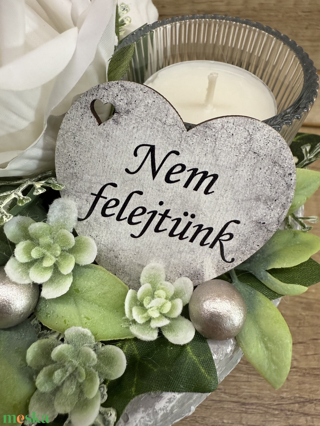 Szív alakú sírdísz fehér rózsákkal - otthon & életmód - vallás - temetkezési tárgy - Meska.hu Szív alakú sírdísz fehér rózsákkal - otthon & életmód - vallás - temetkezési tárgy - Meska.hu