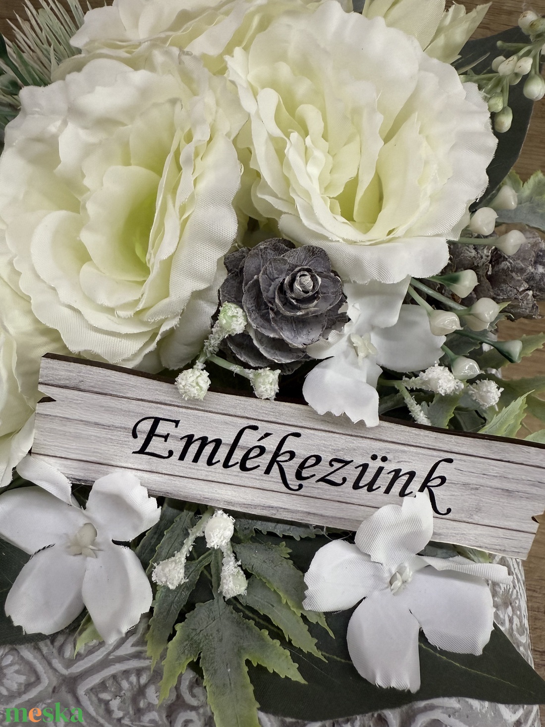 Sírdísz fehér liziantusszal 2 - otthon & életmód - vallás - temetkezési tárgy - Meska.hu Sírdísz fehér liziantusszal 2 - otthon & életmód - vallás - temetkezési tárgy - Meska.hu