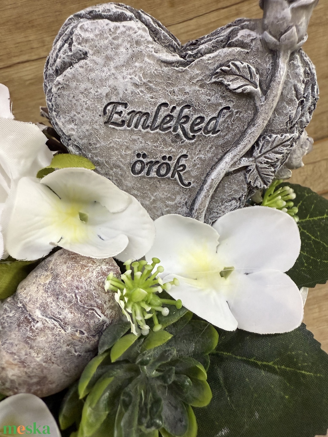 Fehér virágos sírdísz szívvel - otthon & életmód - vallás - temetkezési tárgy - sírdísz, kegyeleti dísz - Meska.hu Fehér virágos sírdísz szívvel - otthon & életmód - vallás - temetkezési tárgy - sírdísz, kegyeleti dísz - Meska.hu