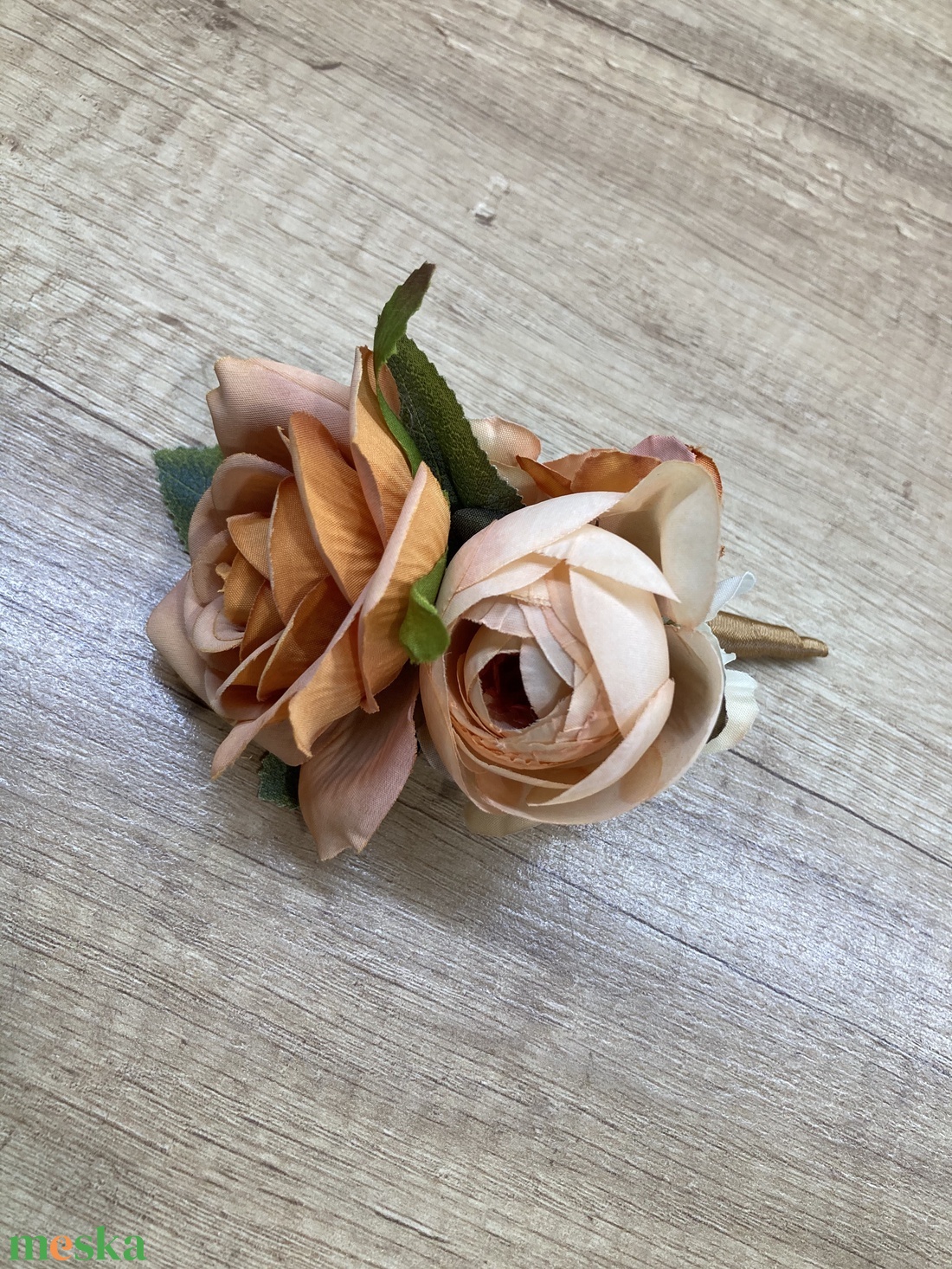 Barack boglárkás kitűző  - esküvő - kiegészítők - kitűző - Meska.hu