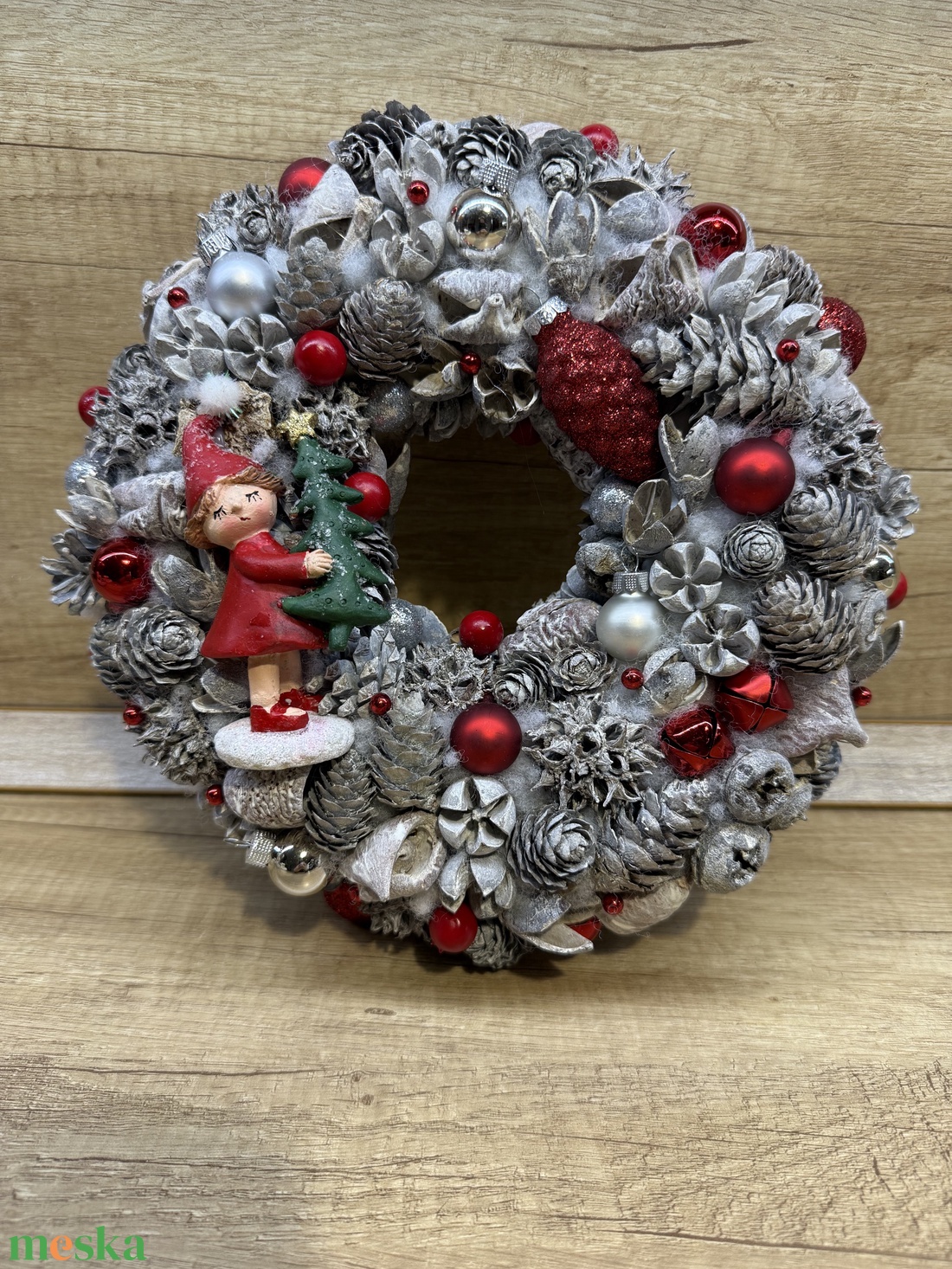 Téli kopogtató kerámia kislánnyal - karácsony - adventi díszek - adventi ajtódísz - Meska.hu