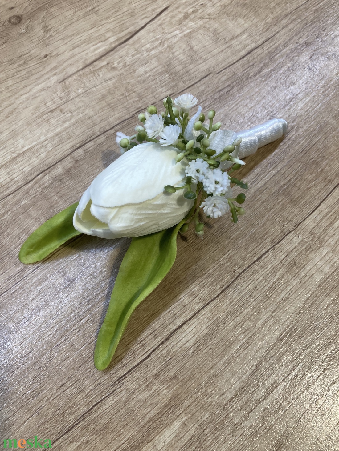 Fehér tulipános kitűző  - esküvő - kiegészítők - kitűző - Meska.hu