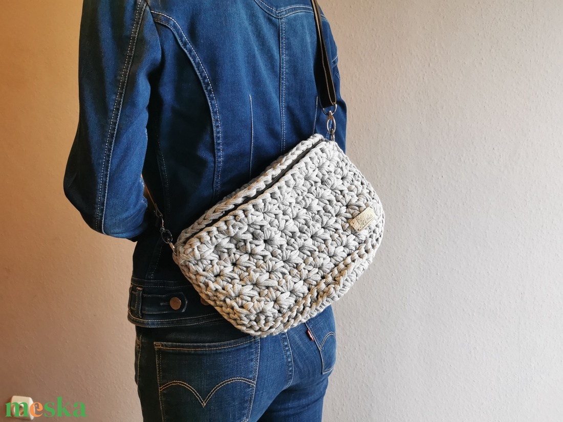 Világos szürke crossbody táska - táska & tok - kézitáska & válltáska - vállon átvethető táska - Meska.hu Világos szürke crossbody táska - táska & tok - kézitáska & válltáska - vállon átvethető táska - Meska.hu