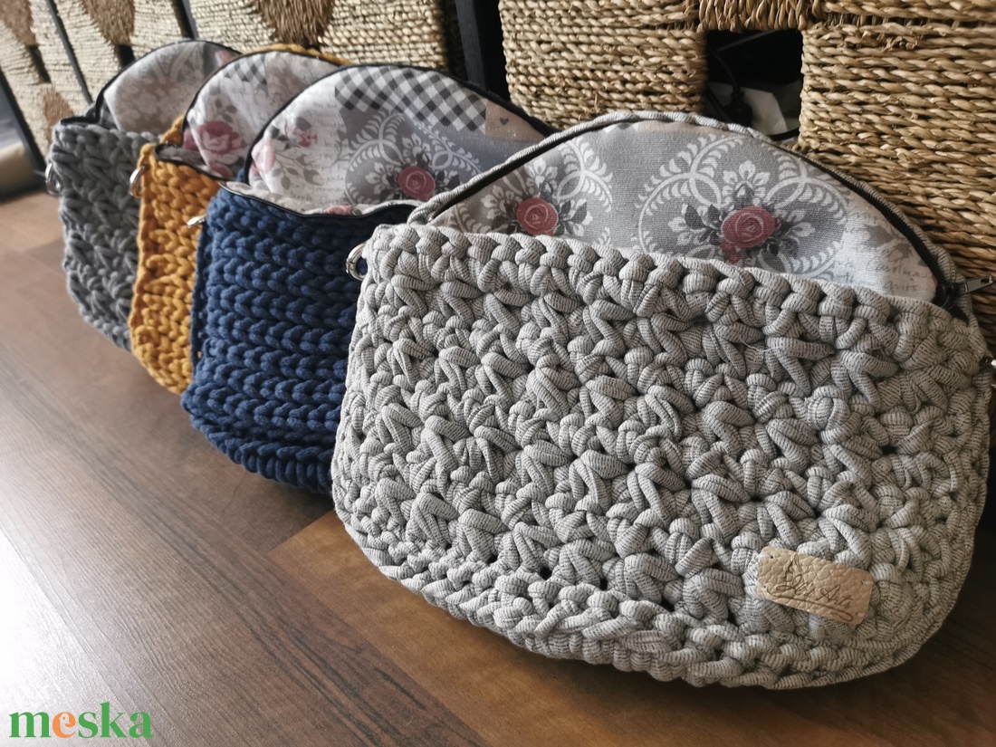 Világos szürke crossbody táska - táska & tok - kézitáska & válltáska - vállon átvethető táska - Meska.hu Világos szürke crossbody táska - táska & tok - kézitáska & válltáska - vállon átvethető táska - Meska.hu