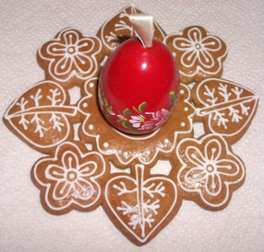 Húsvéti asztali dísz mézeskalácsból. Tojástartó vagy mécsestartó is lehet. -  - Meska.hu