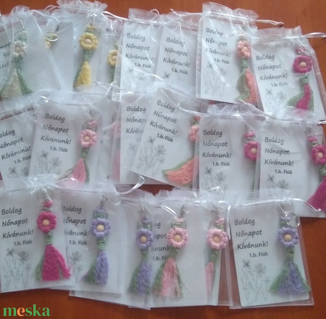 Makramé virág kulcstartó - táska & tok - kulcstartó & táskadísz - kulcstartó - Meska.hu