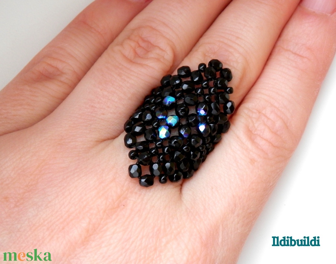 Fekete elegáns gyűrű közepén irrizálós feketével - ékszer - gyűrű - gyöngyös gyűrű - Meska.hu Fekete elegáns gyűrű közepén irrizálós feketével - ékszer - gyűrű - gyöngyös gyűrű - Meska.hu