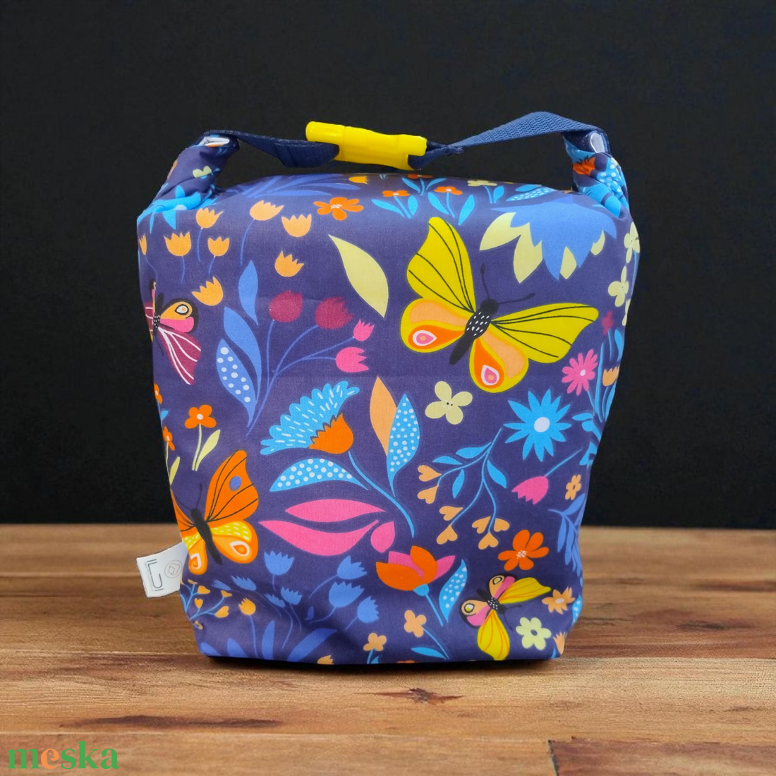 Pillangók, virágok Uzsonnás táska - Roll top Lunch bag - Zero waste - táska & tok - uzsonna- & ebéd tartó - ebéd tasak, doboz - Meska.hu Pillangók, virágok Uzsonnás táska - Roll top Lunch bag - Zero waste - táska & tok - uzsonna- & ebéd tartó - ebéd tasak, doboz - Meska.hu