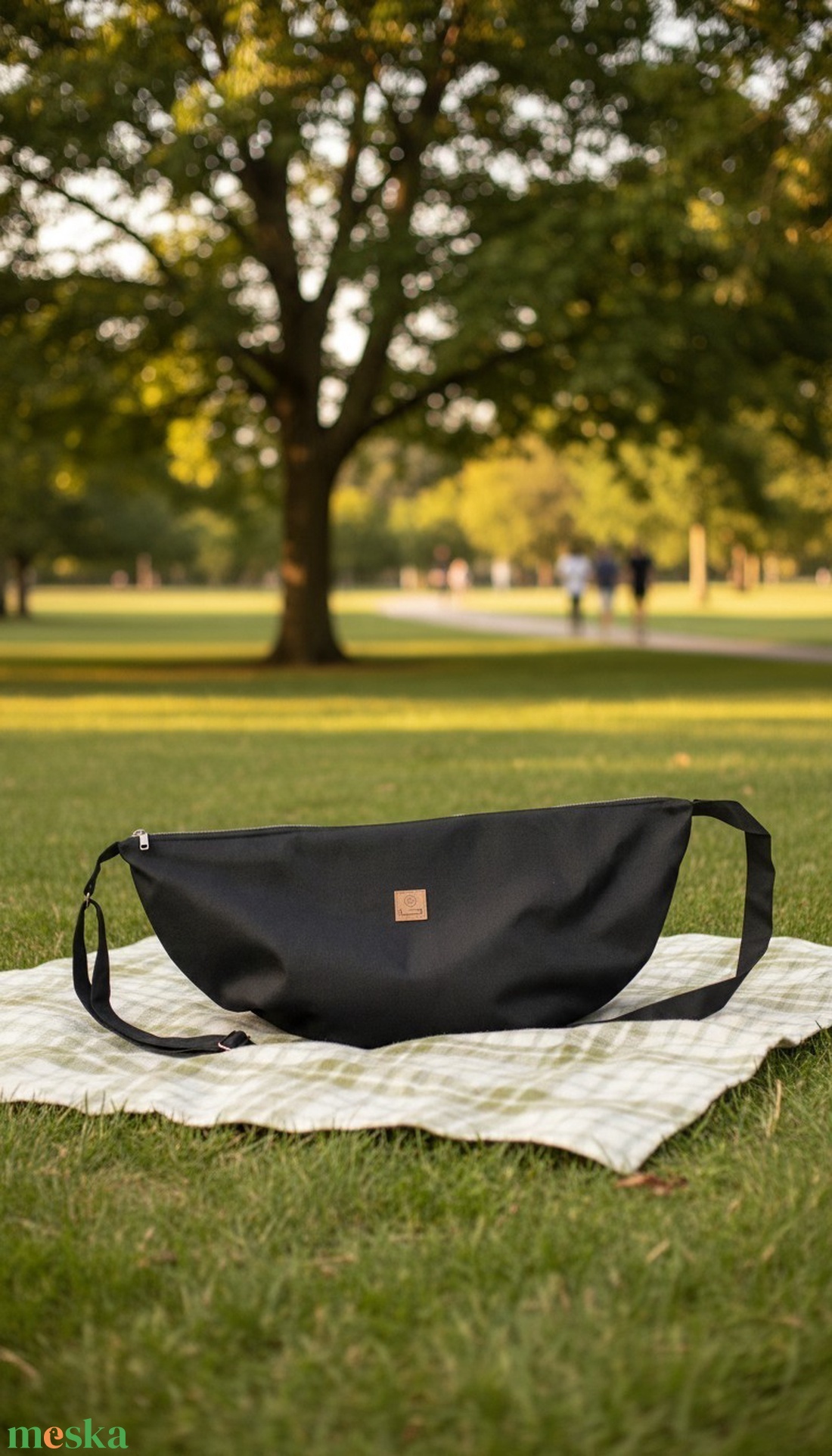 Félhold alakú testtáska / crossbody - Luna fekete maxi méret - táska & tok - kézitáska & válltáska - vállon átvethető táska - Meska.hu