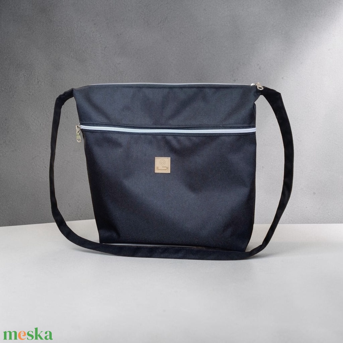 Testtáska / crossbody - fekete  - táska & tok - kézitáska & válltáska - vállon átvethető táska - Meska.hu