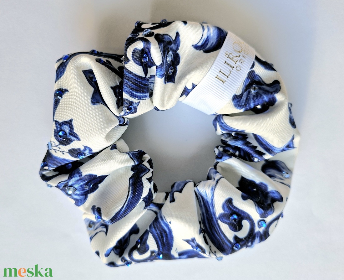 Majolika mintás scrunchie strasszokkal - ruha & divat - hajdísz & hajcsat - hajgumi - Meska.hu Majolika mintás scrunchie strasszokkal - ruha & divat - hajdísz & hajcsat - hajgumi - Meska.hu