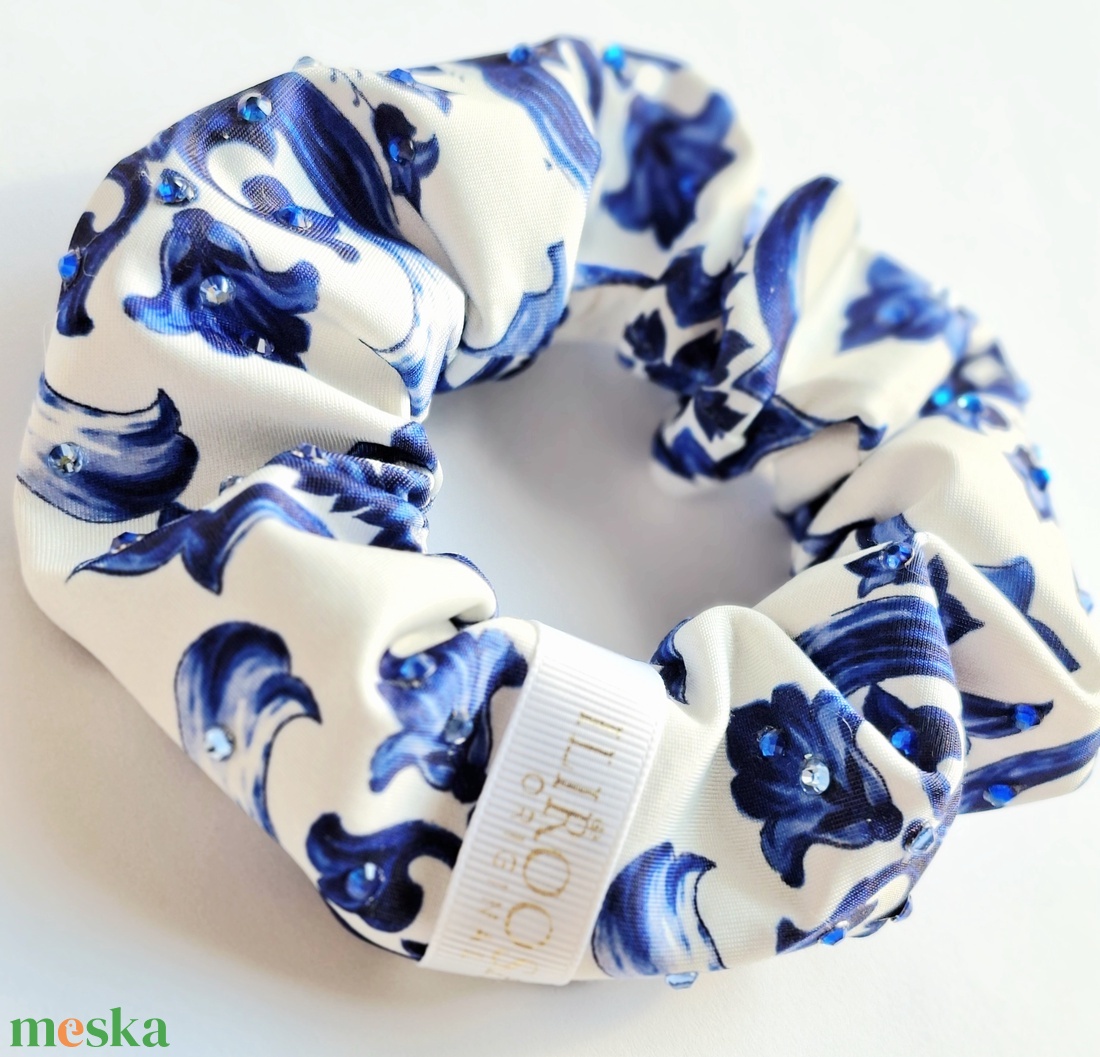 Majolika mintás scrunchie strasszokkal - ruha & divat - hajdísz & hajcsat - hajgumi - Meska.hu Majolika mintás scrunchie strasszokkal - ruha & divat - hajdísz & hajcsat - hajgumi - Meska.hu
