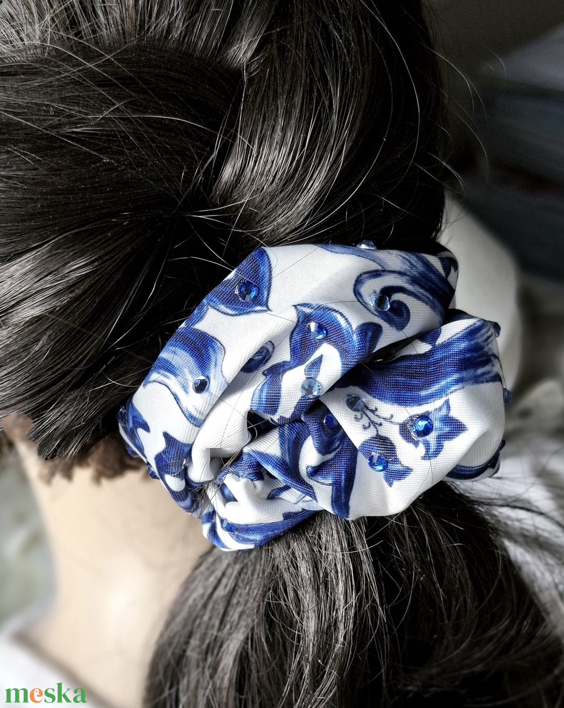 Majolika mintás scrunchie strasszokkal - ruha & divat - hajdísz & hajcsat - hajgumi - Meska.hu Majolika mintás scrunchie strasszokkal - ruha & divat - hajdísz & hajcsat - hajgumi - Meska.hu