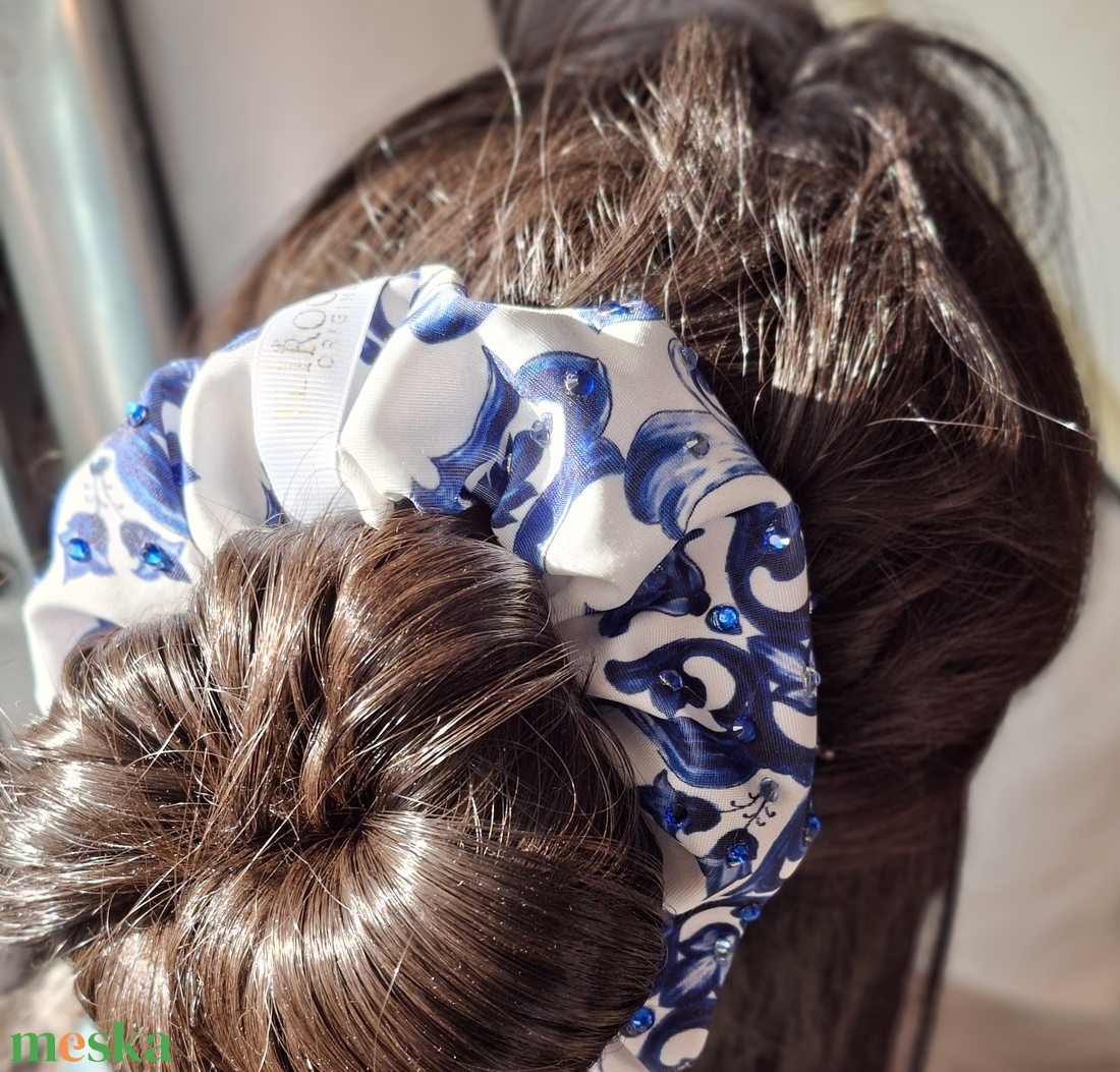 Majolika mintás scrunchie strasszokkal - ruha & divat - hajdísz & hajcsat - hajgumi - Meska.hu Majolika mintás scrunchie strasszokkal - ruha & divat - hajdísz & hajcsat - hajgumi - Meska.hu