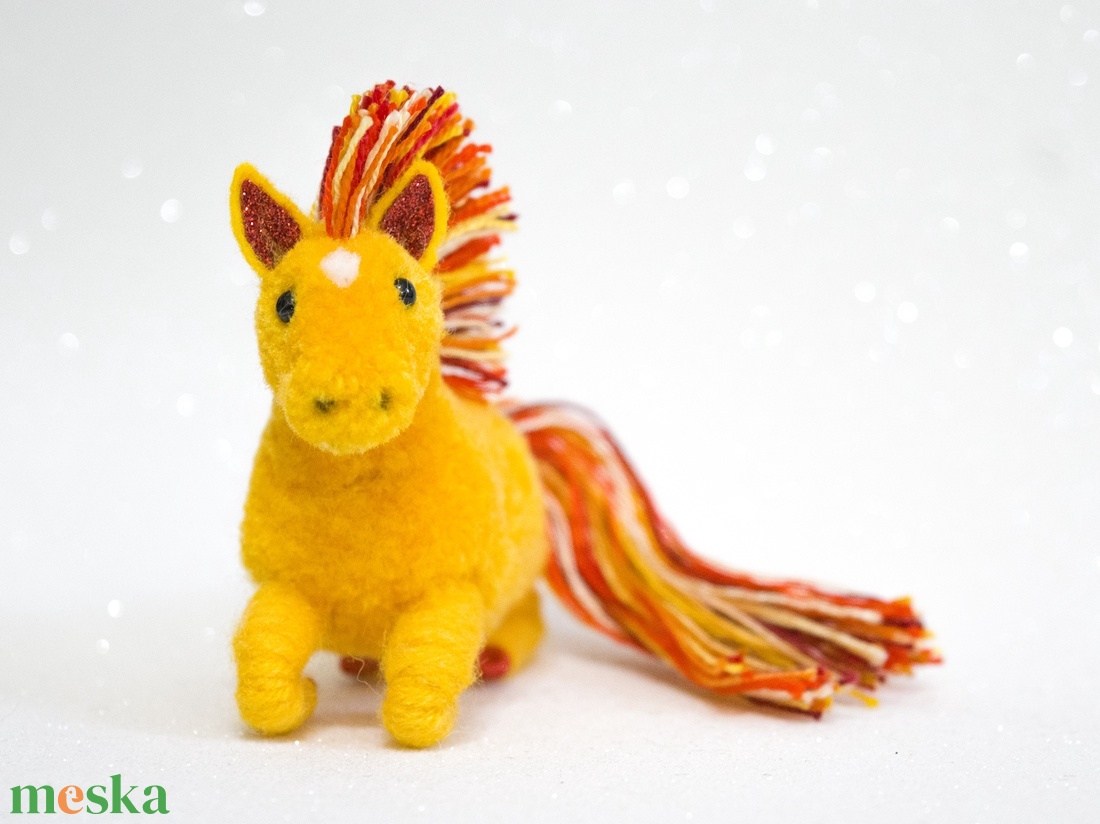 Tűzló pompon figura - otthon & életmód - dekoráció - dísztárgy - Meska.hu